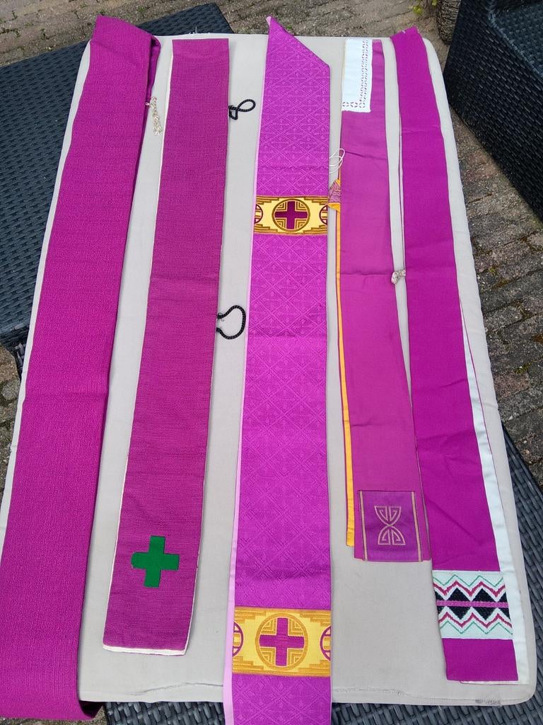 Liturgische stola's, hoofddeksels, koord en tasje?, Ophalen of Verzenden