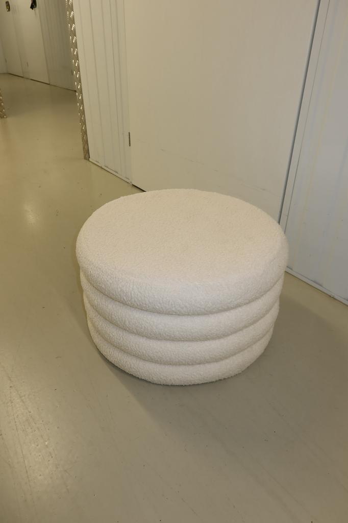 Teddy Poef creme/beige 55x32cm, Huis en Inrichting, Banken | Voetenbanken en Poefen, Rond, Ophalen of Verzenden, Zo goed als nieuw