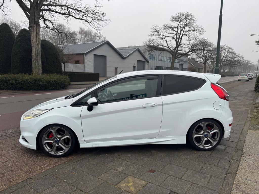 Ford Fiesta 1.6 ST A-C Elek Pakket Navi Lmv Camera, Auto's, Voorwielaandrijving, 1596 cc, Gebruikt, Zwart