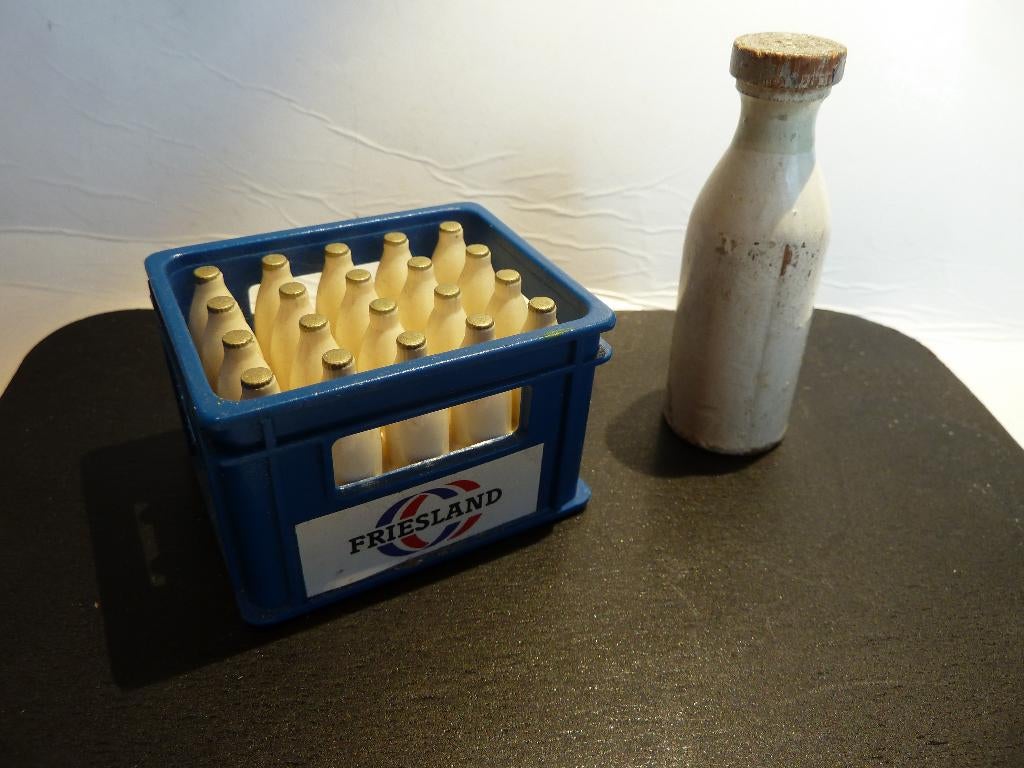 FRIESLAND MELKKRAT & FLESSENOPENER.  5.5/4 cm., Verzamelen, Ophalen of Verzenden, Zo goed als nieuw, Gebruiksvoorwerp