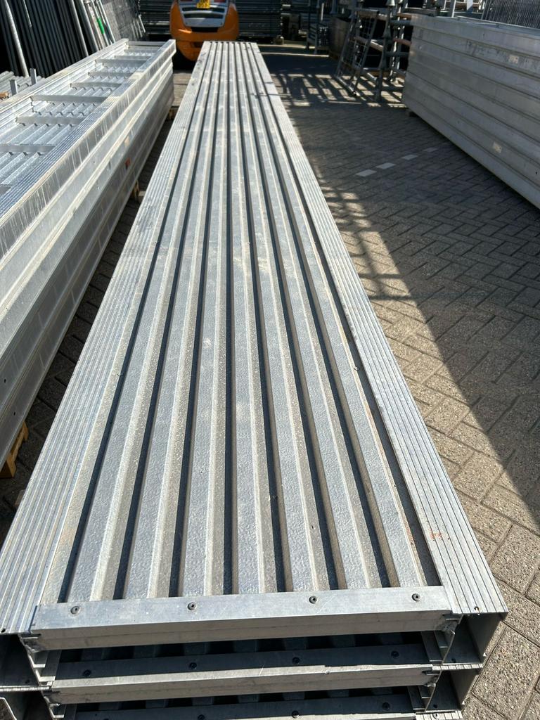 Hele nette gebruikte Layher aluminium loopbrug 6.10M, Ophalen, Zo goed als nieuw, Overige typen