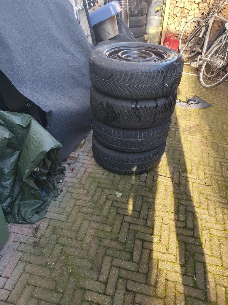 Winterbanden 205/65 R15 Toyota Avensis Verso, 15 inch, Banden en Velgen, 205 mm, Winterbanden