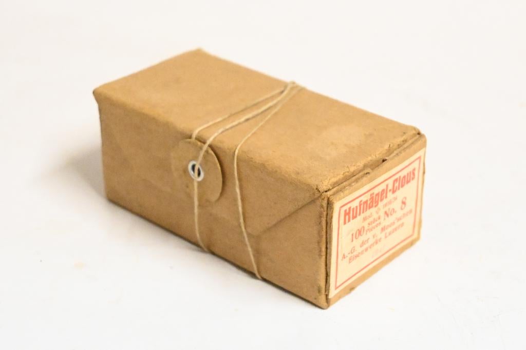 mod.1916/34 1941 paarden hoefnagel doosje zwitserland wo2, Verzamelen, Militaria | Tweede Wereldoorlog, Ophalen of Verzenden, Landmacht