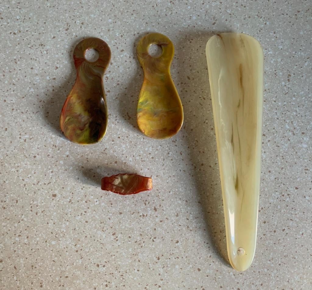 3 schoenlepels + 1 vingerdoekringetje - melanine/kunsthoorn, Ophalen of Verzenden, Zo goed als nieuw, Overige typen