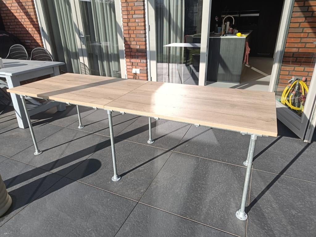 Houten tafel / bureau met steigerbuis onderstel, Ophalen, Gebruikt