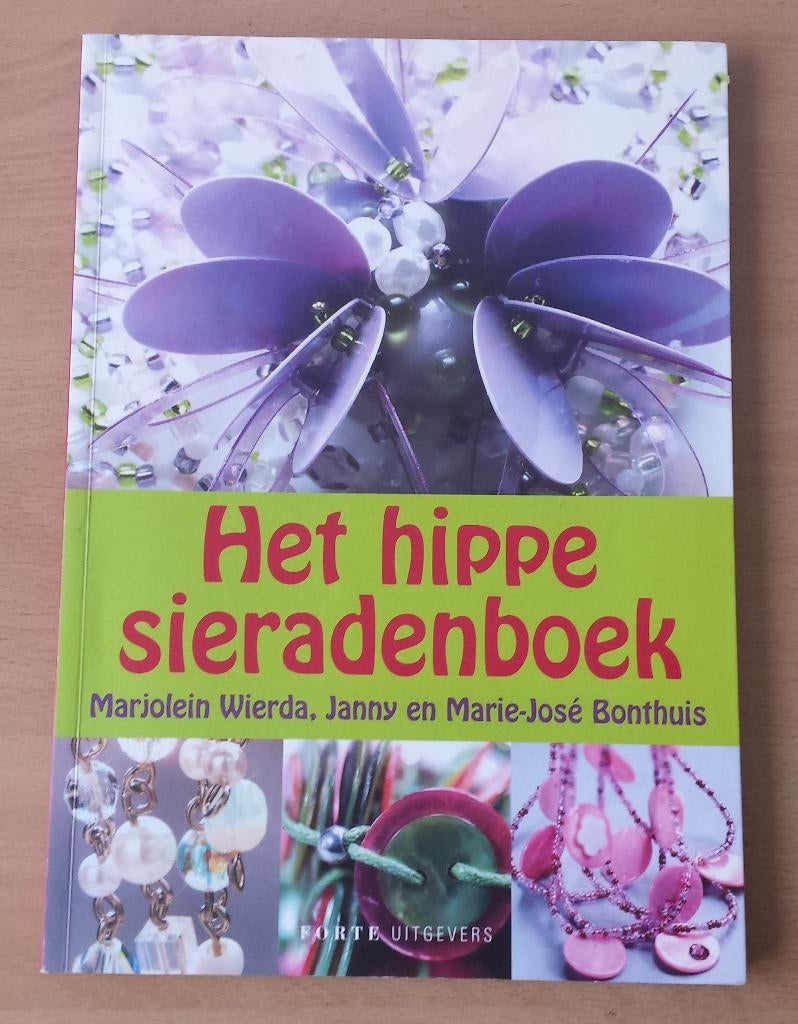 Het Hippe Sieradenboek - Marjolein Wierda e.a. - 2006, Gebruikt, Overige typen, Ophalen of Verzenden, Nvt