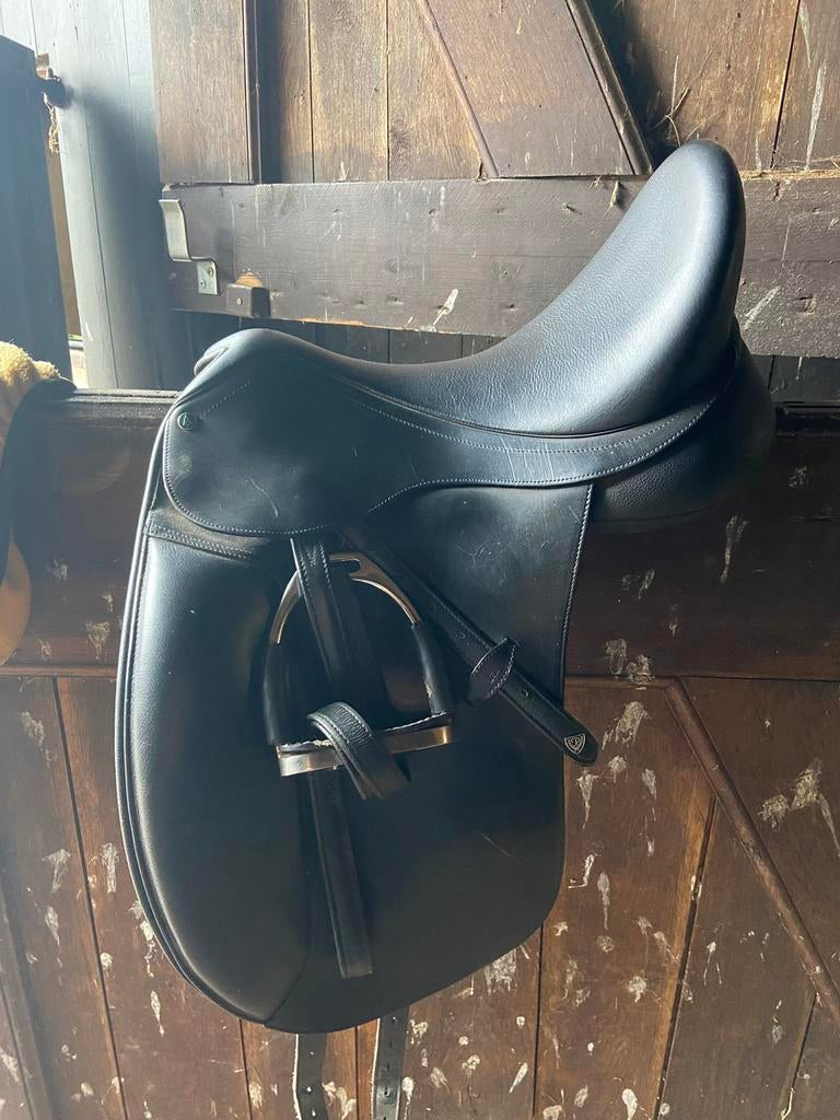 Dressuurzadel’s een Arena en een Euroriding beiden 17,5 inch, Dieren en Toebehoren, Paarden en Pony's | Zadels, Ophalen of Verzenden