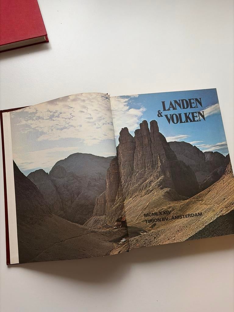 Boek Landen en Volken - Geïllustreerde Wereldatlas, Boeken, Atlassen en Landkaarten, Gelezen, Overige atlassen, Ophalen of Verzenden