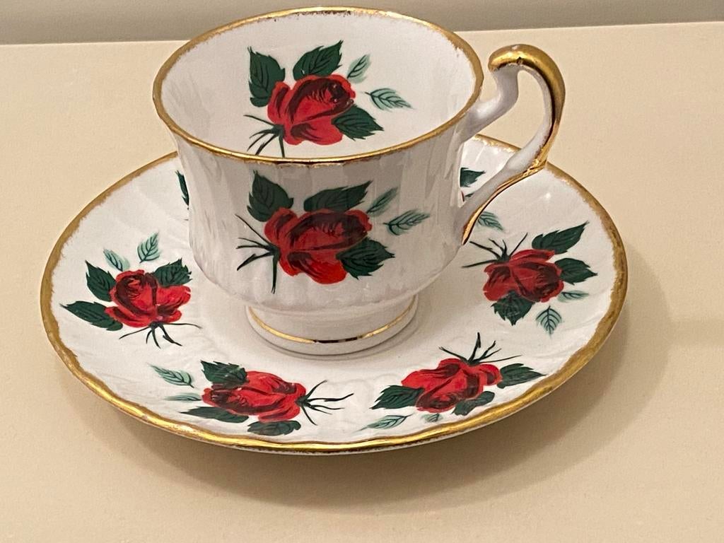 Vintage porseleinen kop en schotel rozen Royal Jewel, Ophalen of Verzenden