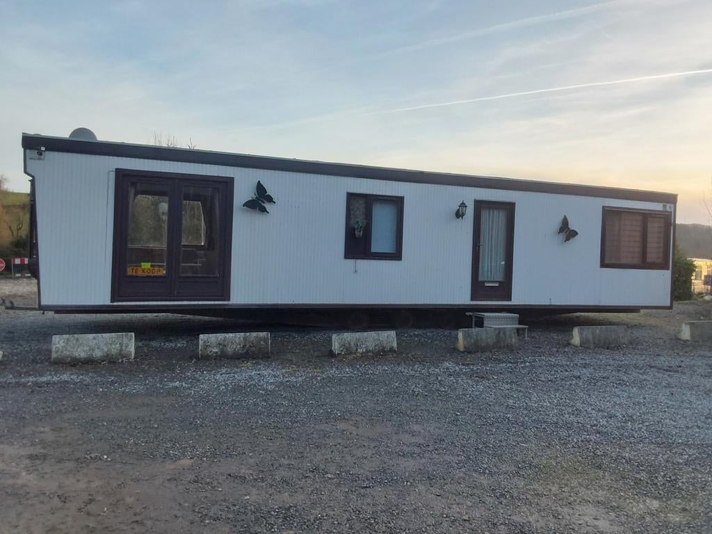 Te koop aangeboden ruim chalet (woonwagen) van  14 x 4 meter