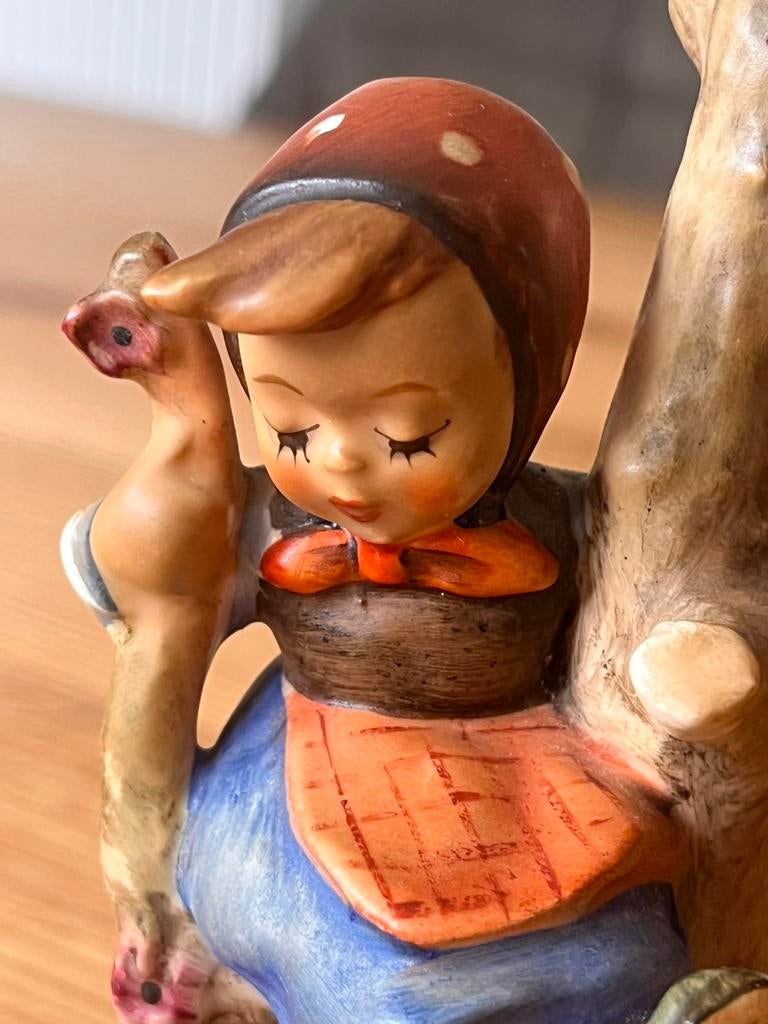 Hummel beeldje Goebel Meisje in Boom met hondje, Antiek en Kunst, Ophalen of Verzenden