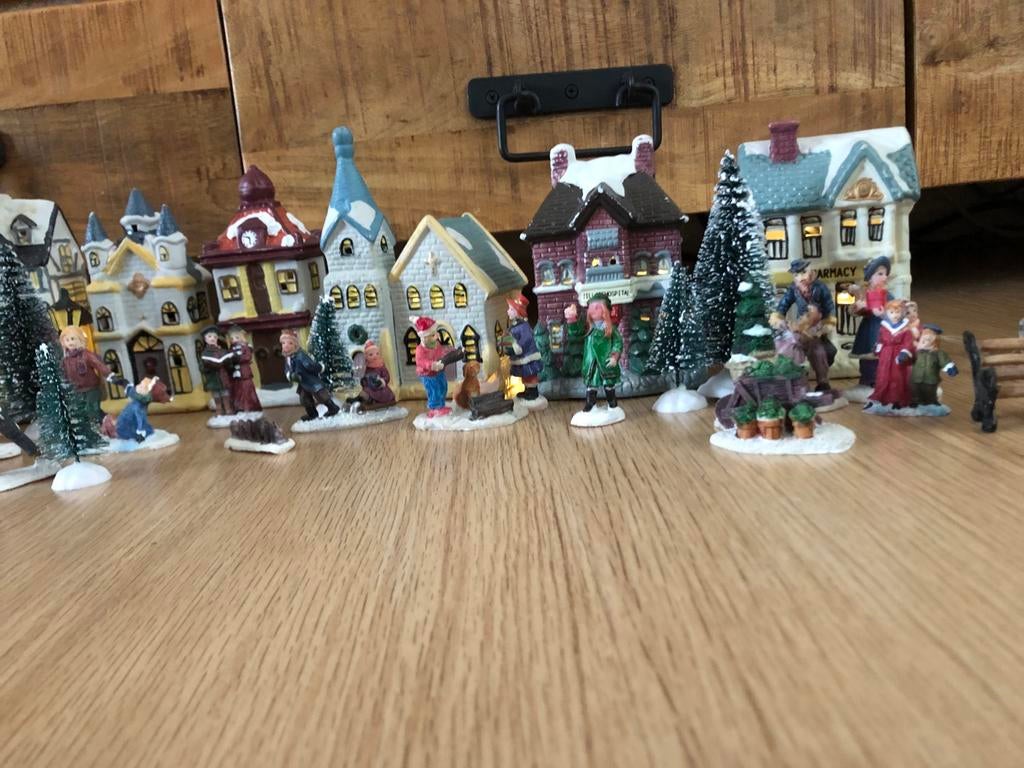 Kerstdorp kersthuisjes porselein 8 stuks incl decoratie, Ophalen of Verzenden, Gebruikt