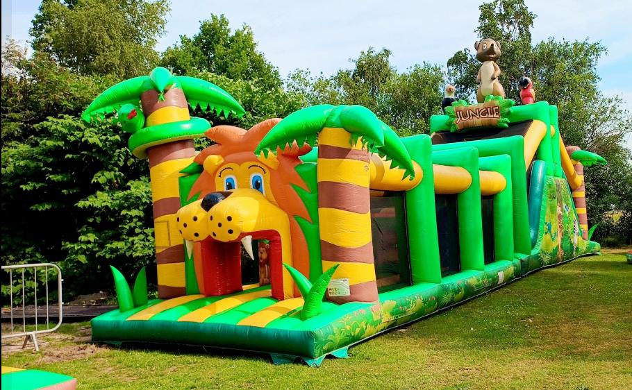 Stormbaan 17,3m Jungle te huur! Goedkoopste springkussen, Hobby en Vrije tijd, Feestartikelen | Verhuur, Ophalen, Zo goed als nieuw