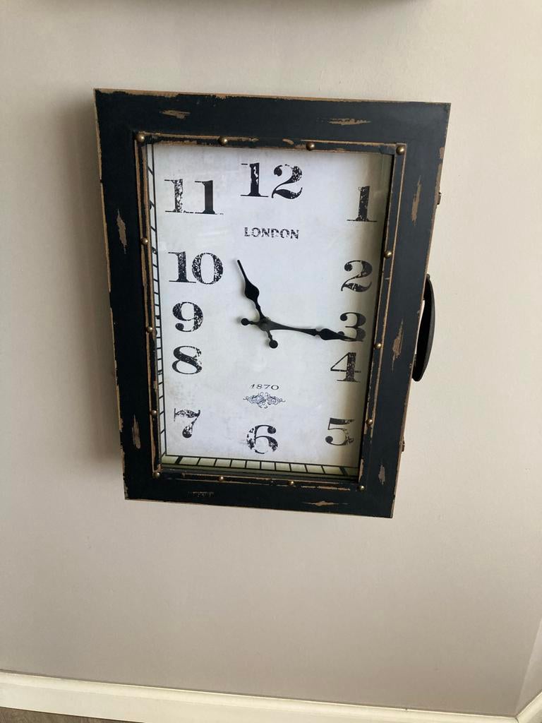 Twee klokken en een kastje, Ophalen, Gebruikt, Analoog, Wandklok