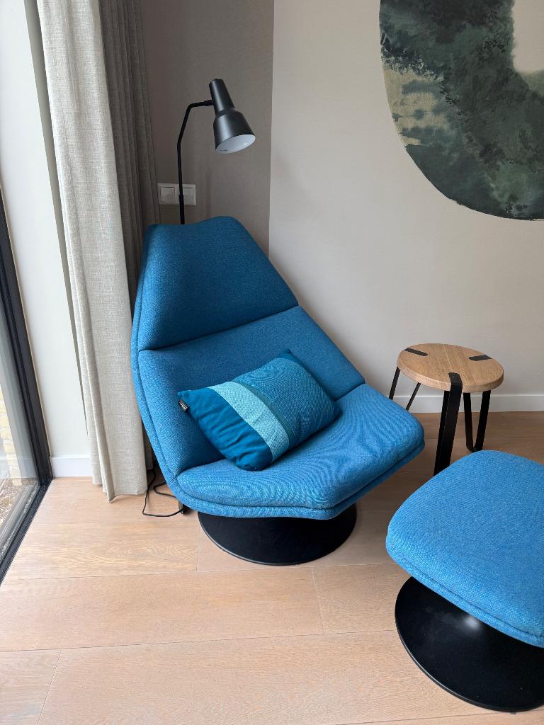 Artifort blauw met poef, Ophalen, Zo goed als nieuw, 75 tot 100 cm, 50 tot 75 cm