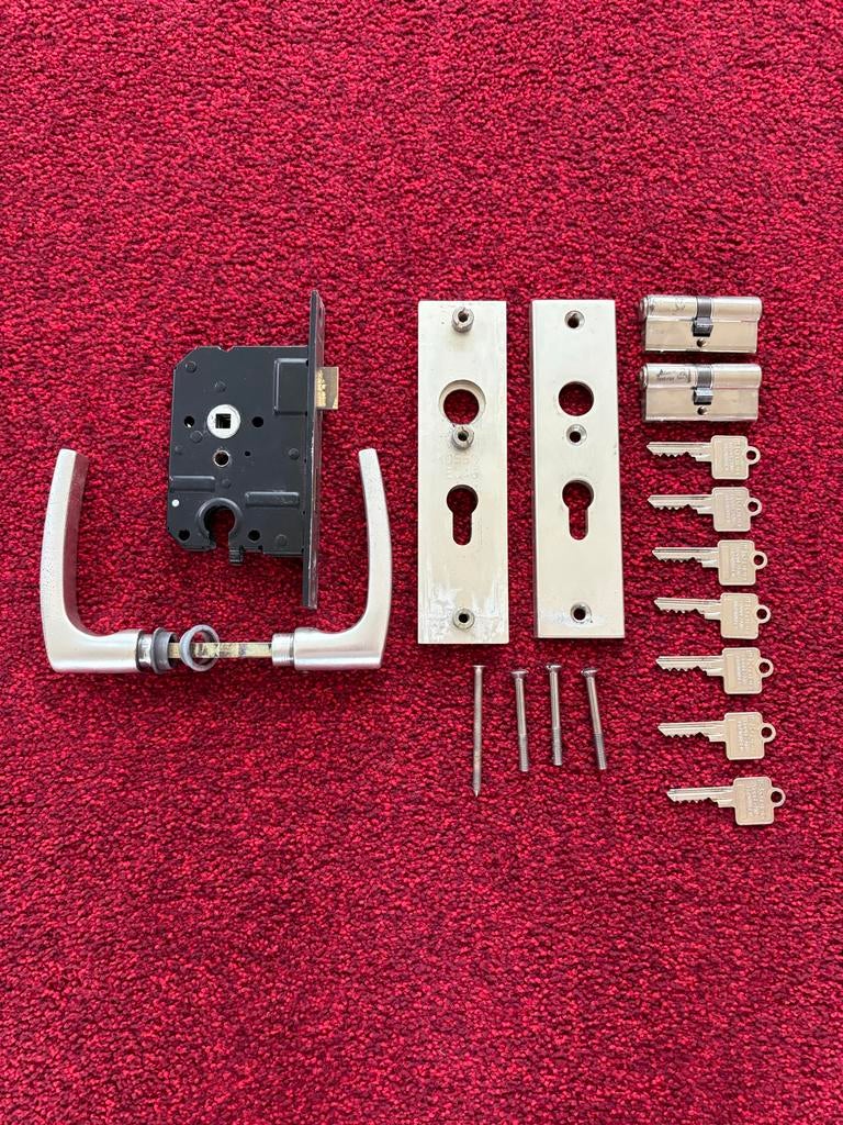 Deurslot set: 2 cilinders, 2 schilden, 2 klinken, 7 sleutels, Ophalen, Gebruikt, Overige materialen, Slot