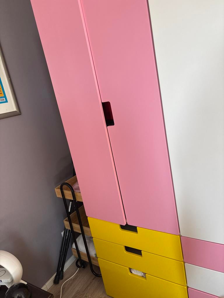 IKEA kast met roze en gele deuren en lades, Huis en Inrichting, Kasten | Kledingkasten, Gebruikt, 150 tot 200 cm, 100 tot 150 cm