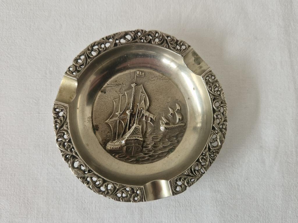 Verzilverde asbak met nostalgisch reliëf - Gero 90, Ophalen of Verzenden, Gebruikt, Asbak