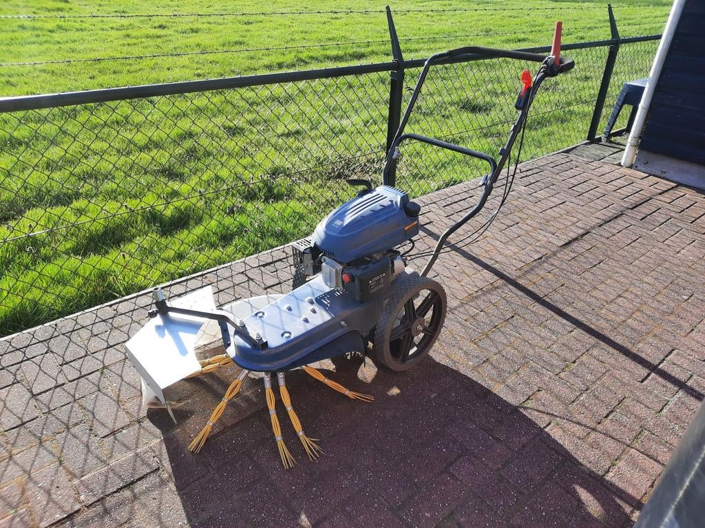 HBM Onkruidborstelmachine - Krachtig en Efficiënt, Ophalen, Zo goed als nieuw, HBM