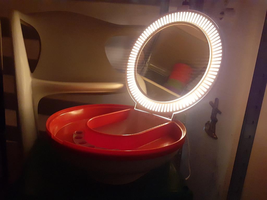 Flair space age jaren 70 design make up ufo spiegel en lamp, Huis en Inrichting, Woonaccessoires | Spiegels, Minder dan 50 cm