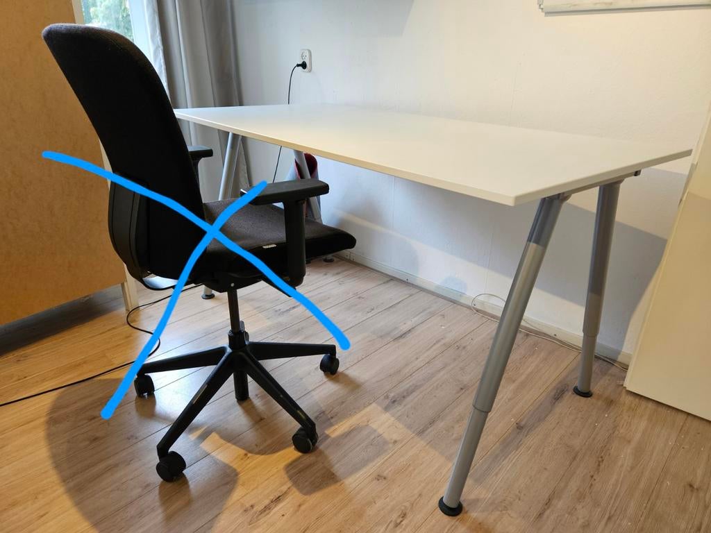 Bureau Thyge van Ikea, verstelbare hoogte, Huis en Inrichting, Ophalen, In hoogte verstelbaar, Zo goed als nieuw