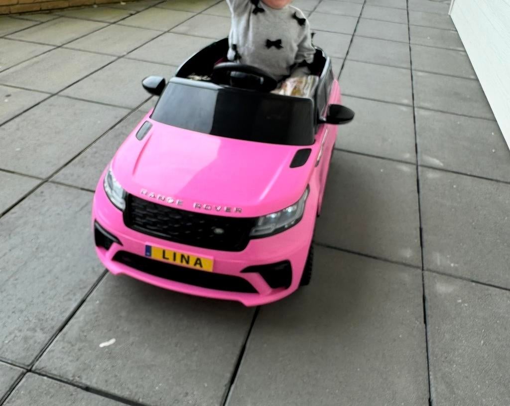 Roze elektrische kinderauto Range Rover Velar met afstandsbe, Kinderen en Baby's, Speelgoed | Buiten | Accuvoertuigen, Gebruikt