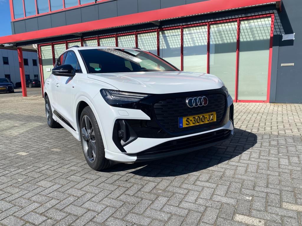 Audi Q4 40 E-tron 77kWh 2xS Line 204pk 2022 metallic wit, Auto's, Automaat, Achterwielaandrijving, Leder en Stof, Wit