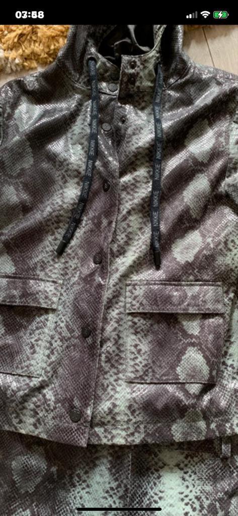 Broekpak Nikkie met slangenprint, Kleding | Dames, Jasjes, Kostuums en Pakken, Ophalen of Verzenden, Gedragen, Maat 34 (XS) of kleiner