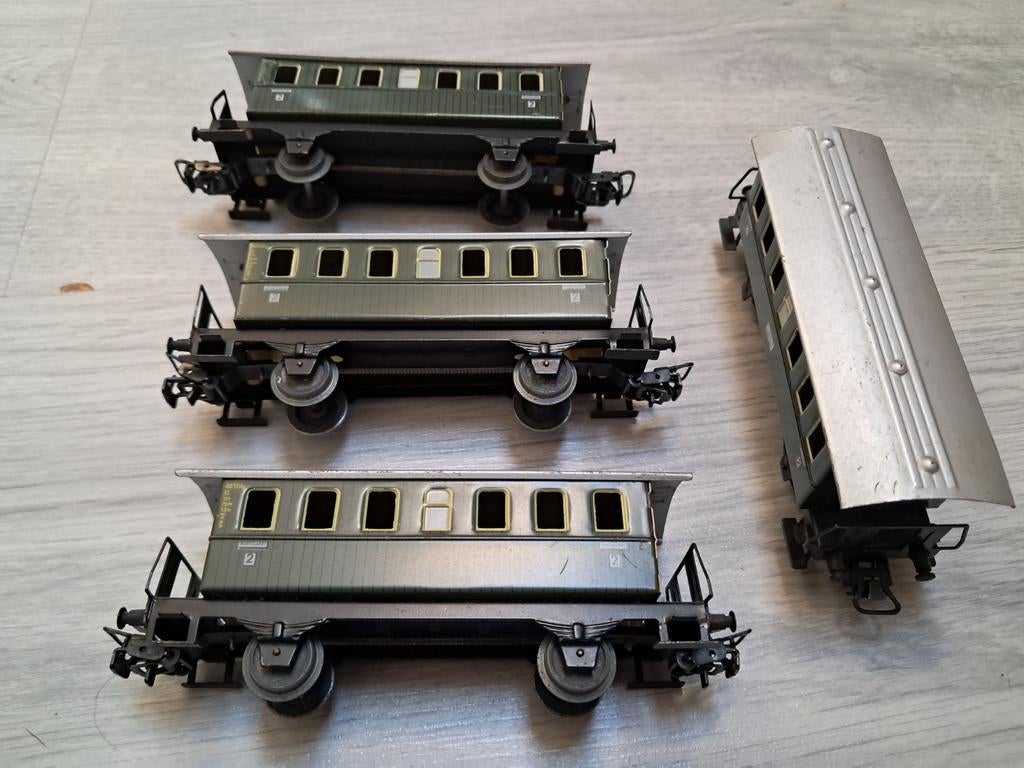 4 wagons ho. Samen 20.00, Ophalen of Verzenden, Wisselstroom, Wagon, Märklin