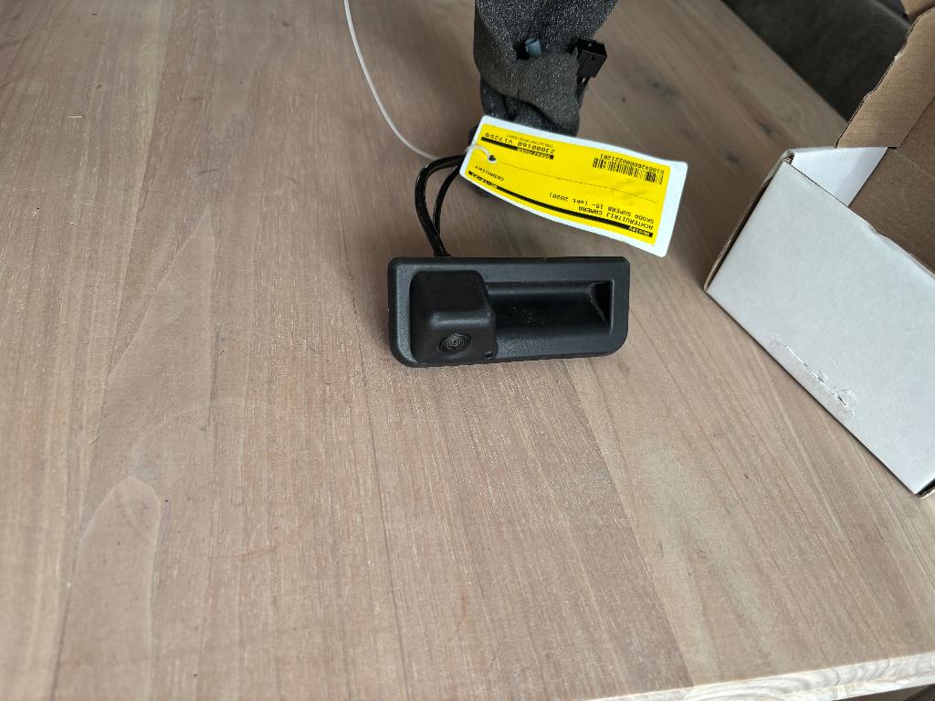 Originele Skoda Superb 3 Achteruitrijcamera (vanaf 2020), Ophalen, Zo goed als nieuw