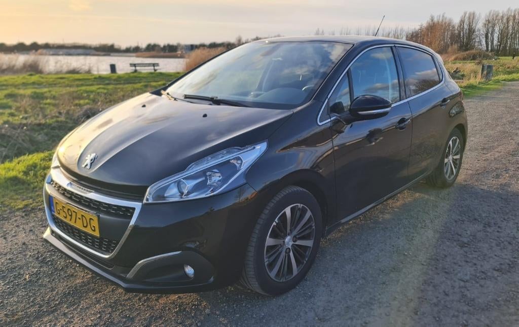 Peugeot 208 1.2 Puretech 82pk 2019 Zwart, Auto's, Peugeot, Voorwielaandrijving, 83 pk, Stof, 40 €/maand