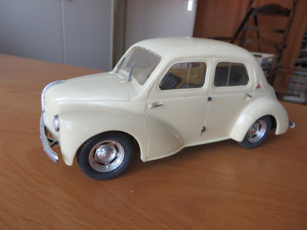 IMAI 1:20 Renault 4CV geouwde plastic kit, Hobby en Vrije tijd, Modelauto's | 1:18, Ophalen of Verzenden, Gebruikt, Overige merken