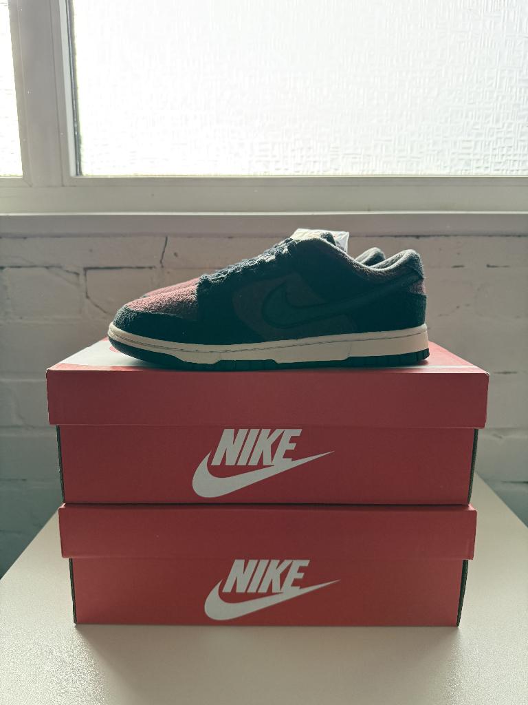 Nike dunk low Burgundy Crush maat 39 & 40, Kleding | Dames, Schoenen, Overige kleuren, Nieuw, Ophalen of Verzenden, Sneakers of Gympen