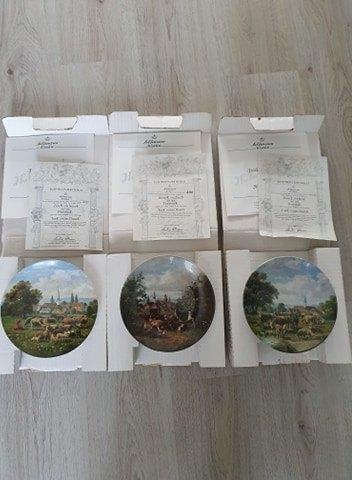 Een serie van 3 handbeschilderde borden, Antiek en Kunst, Antiek | Porselein, Ophalen of Verzenden