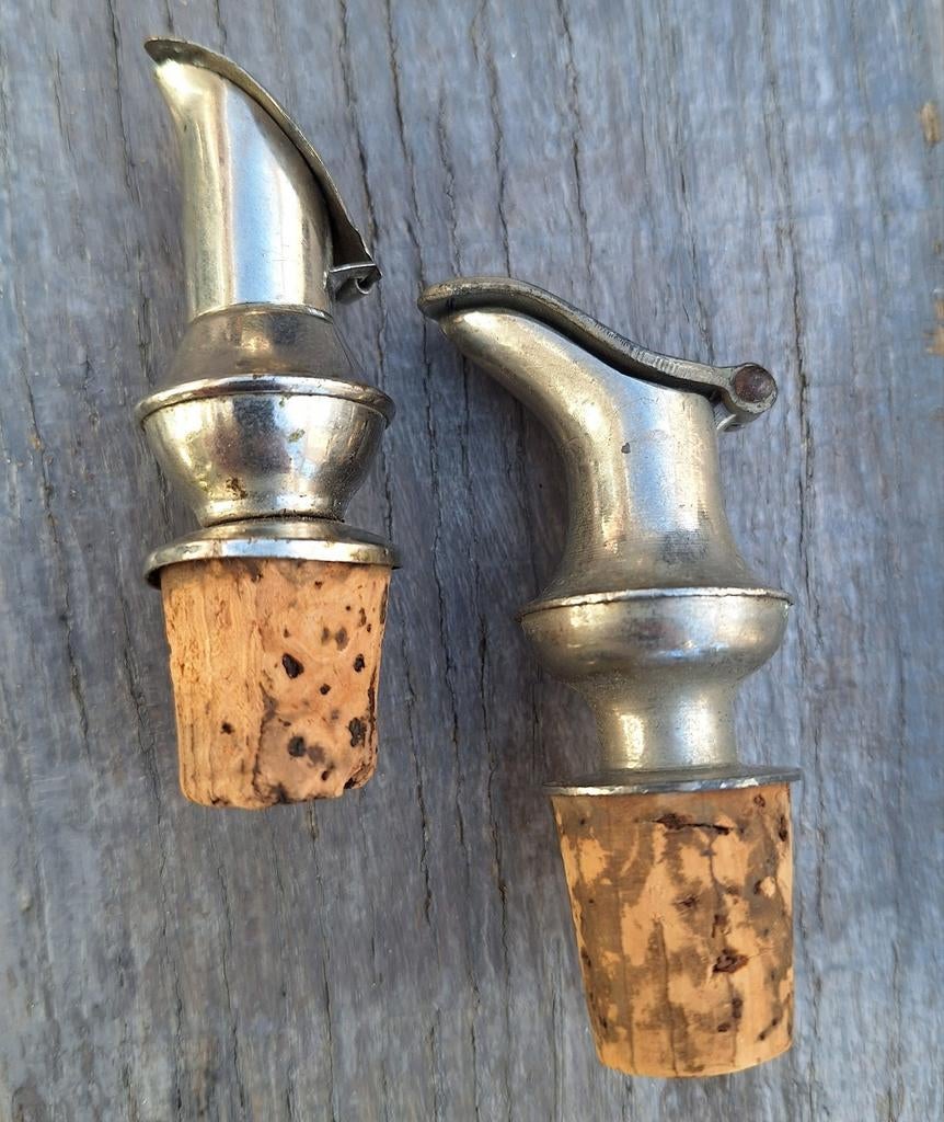 Twee antieke flessenstoppers met schenktuit, Ophalen