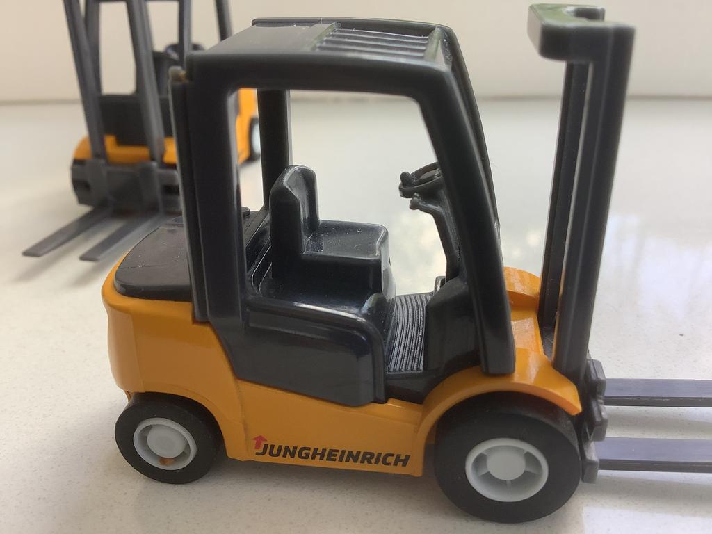 2x vorkheftruck Jungheinrich miniatuur auto schaalmodel, Ophalen of Verzenden, Zo goed als nieuw