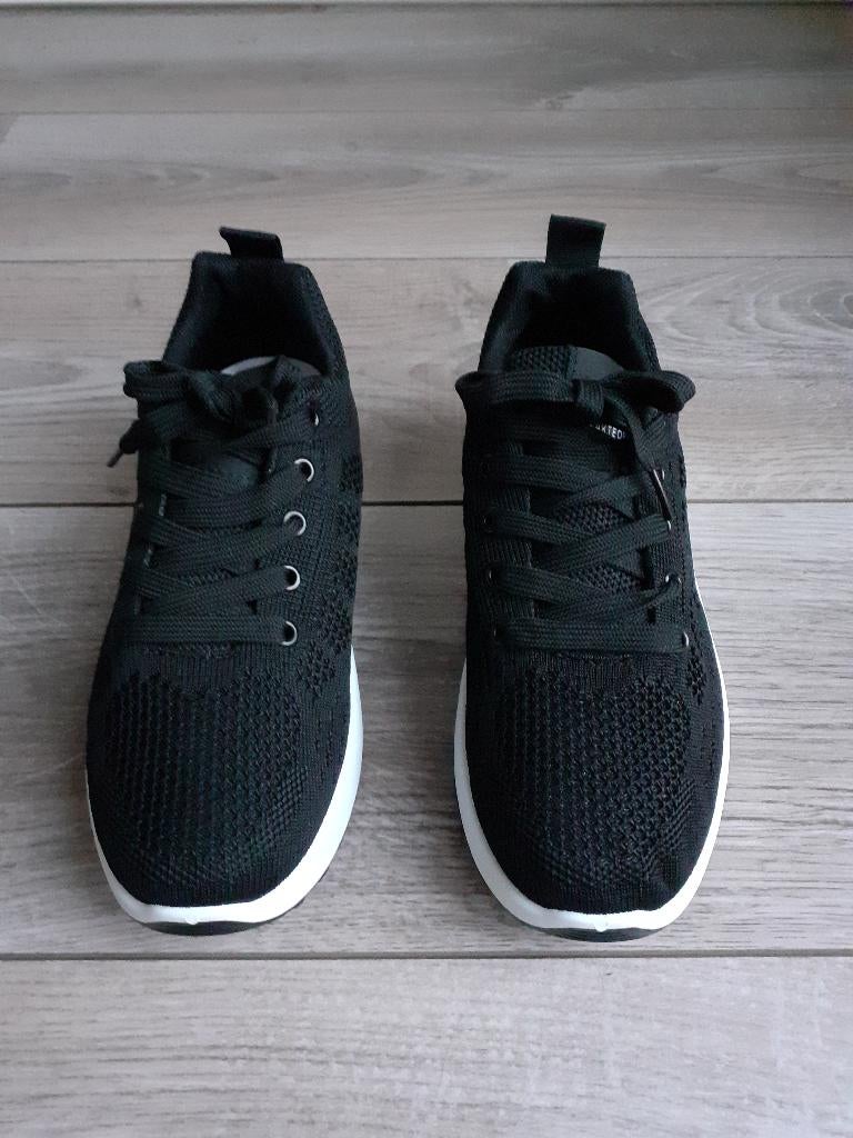 NIEUW zwarte indoor sportschoenen maat 38 twv € 65,00, Nieuw, Ophalen of Verzenden, Jongen of Meisje, Sportschoenen