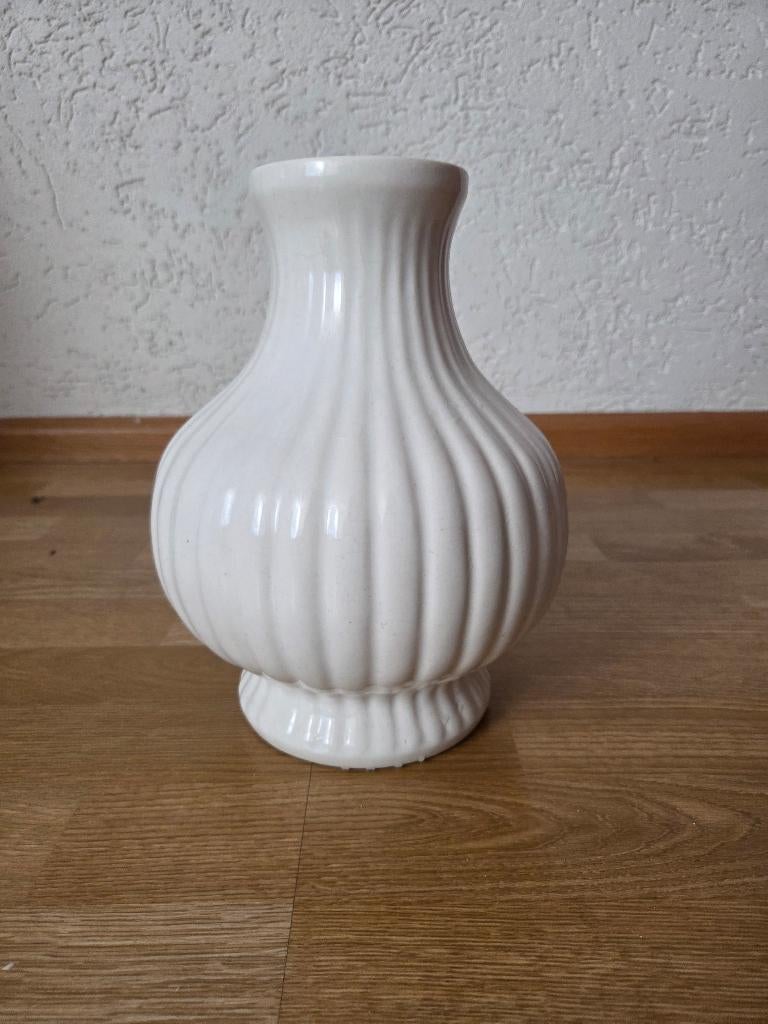 Witte vaas Porceleyne Fles Delft, ribbelmotief, Antiek en Kunst, Antiek | Vazen, Ophalen of Verzenden