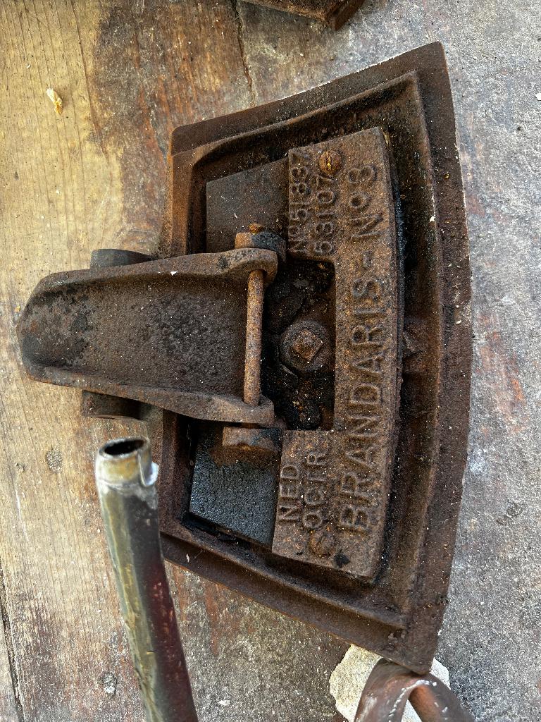 Oude gietijzeren kolenkachel en koperen leidingen, Ophalen, Niet werkend