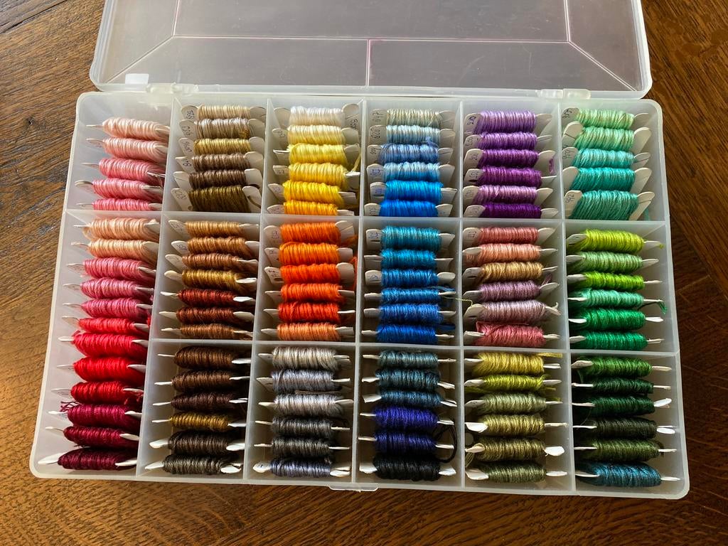 DMC dmc Borduurgaren   Borduurzijde doos vol bobbins, Hobby en Vrije tijd, Ophalen of Verzenden, Zo goed als nieuw, Borduurgaren of Zijde