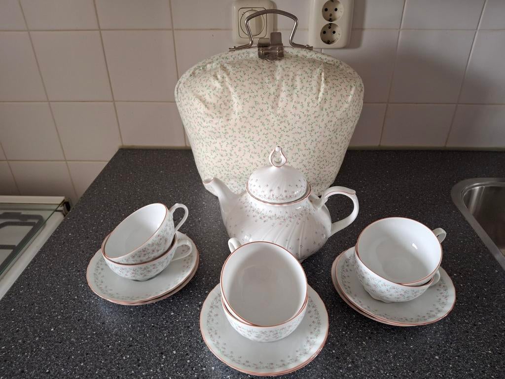 Vintage theeservies met theemuts - Porselein, bloemmotief, Overige typen, Ophalen of Verzenden, Zo goed als nieuw, Overige stijlen
