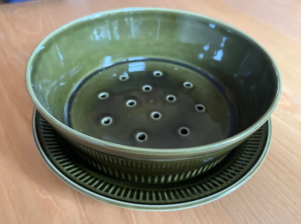 Aardewerken schaal/vergiet met bord - Koninklijke Goedewaage, Antiek en Kunst, Antiek | Keramiek en Aardewerk, Ophalen of Verzenden