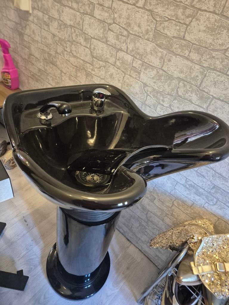 Wastafel  en verrijdbare haarverfstandaard +veegbezem, Ophalen, Zo goed als nieuw, Wastafel