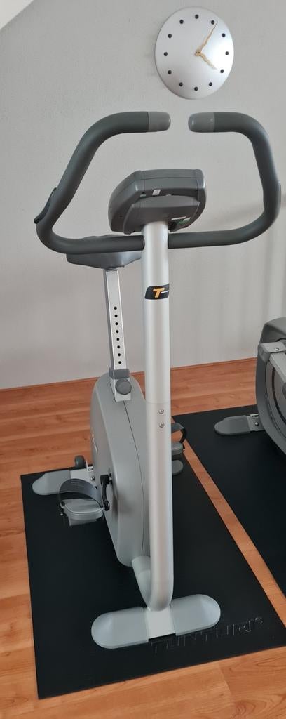 Hometrainer Tunturi inclusief Tunturi beschermmat, Ophalen, Gebruikt, Benen, Hometrainer