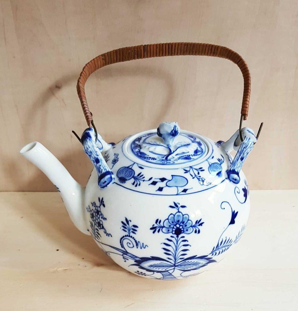 Antieke blauw-witte theepot met rotan hengsel ca. 1900, Antiek en Kunst, Ophalen of Verzenden
