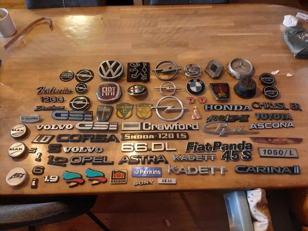 Diverse auto emblemen, Verzenden