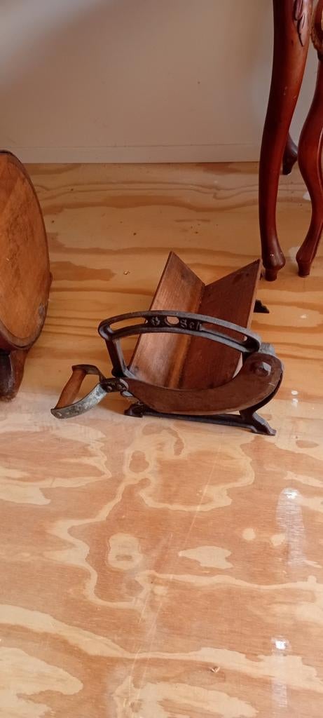 Antieke brood snijder, Ophalen