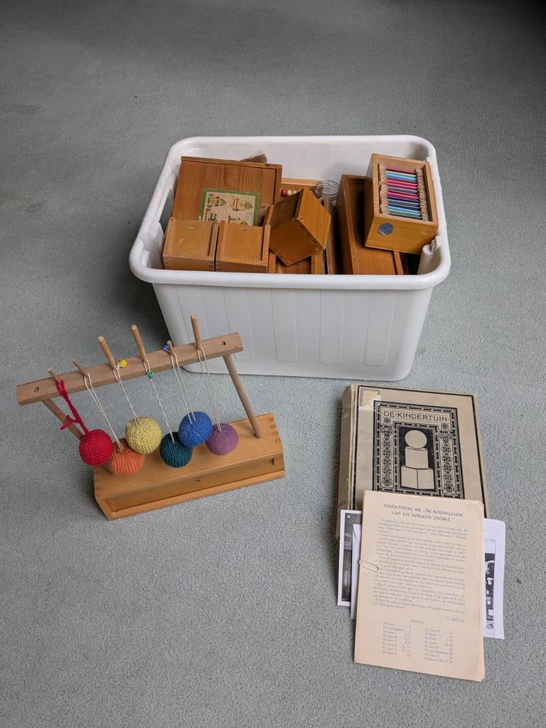 Collectie Fröbel doosjes met officieel boek, Ophalen