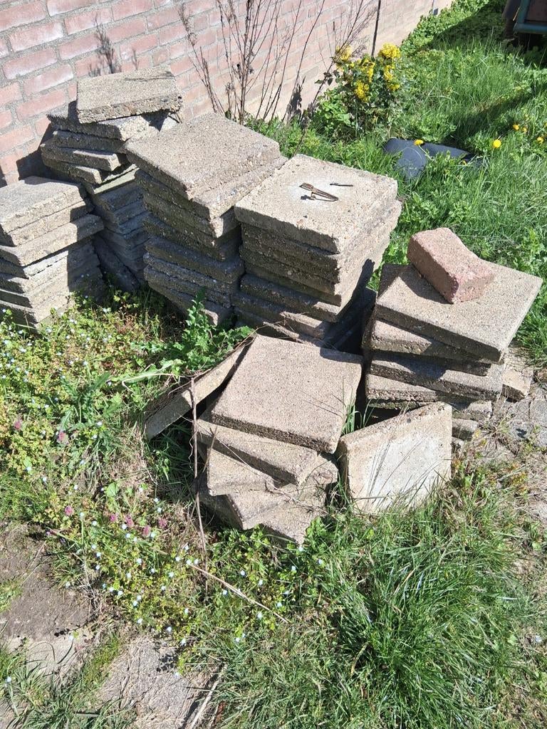 Ongeveer 100 betontegels 30x30 gratis af te halen, Tuin en Terras, Tegels en Klinkers, Gebruikt, Ophalen of Verzenden, 10 m² of meer