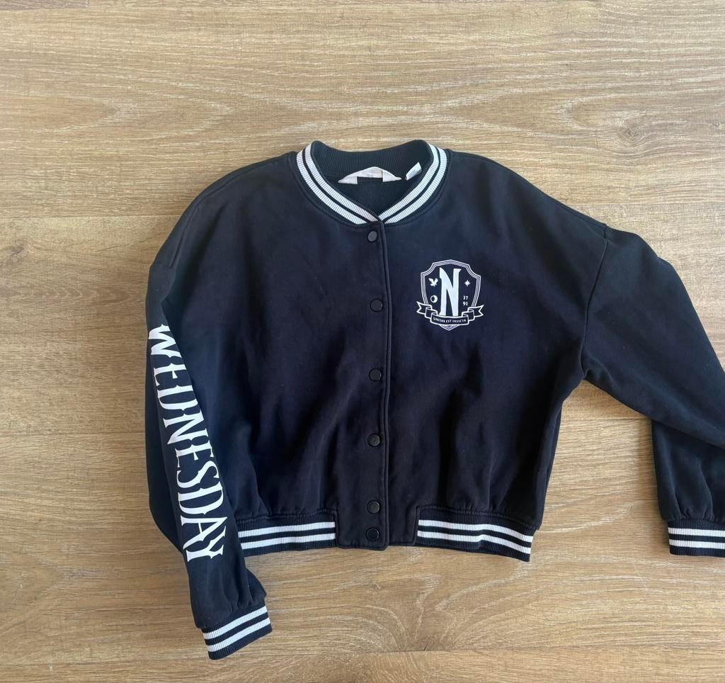 Wednesday bomber jasje maat 134/140 H&M, Ophalen of Verzenden, Zo goed als nieuw, Meisje, Jas